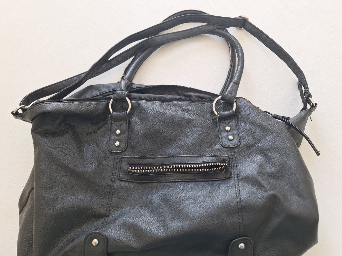 schwarze Shopper Bag mit unterschiedlichen Trägern