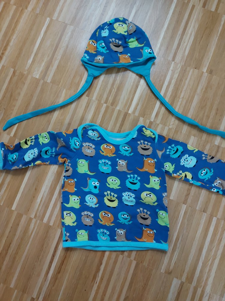 3-teiliges Set: blauer Pullover, Hose und Mütze mit Monstermotiven