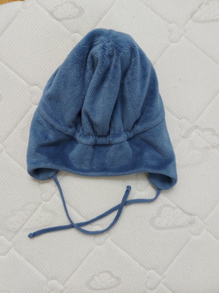 blaue Babymütze / Wintermütze für Babys, Gr. 45 mit Ohrschutz und Schnüren