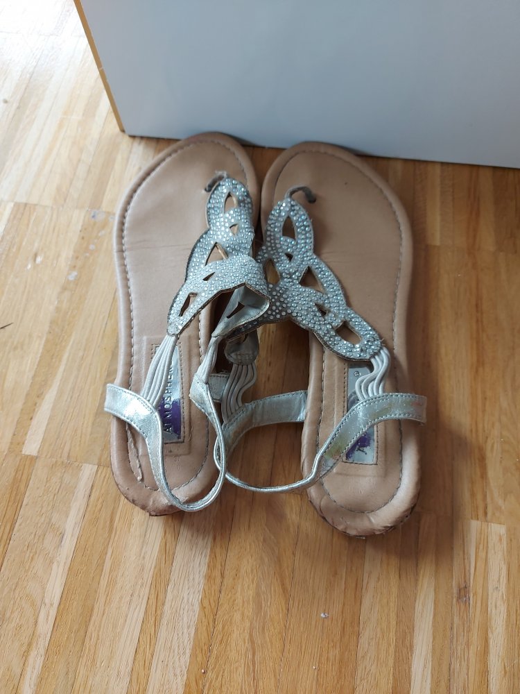 Silberne Zehentrenner/Flip Flops, Gr. 37 getragen