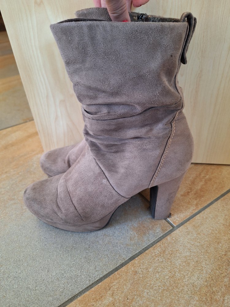 beige Stiefel mit Absatz, Gr. 37 / Stiefeletten