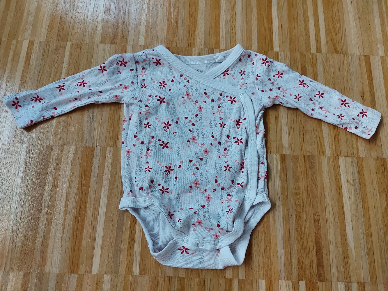 weißer geblümter Langarm-Wickelbody Gr. 50/56 mit Blumenmuster