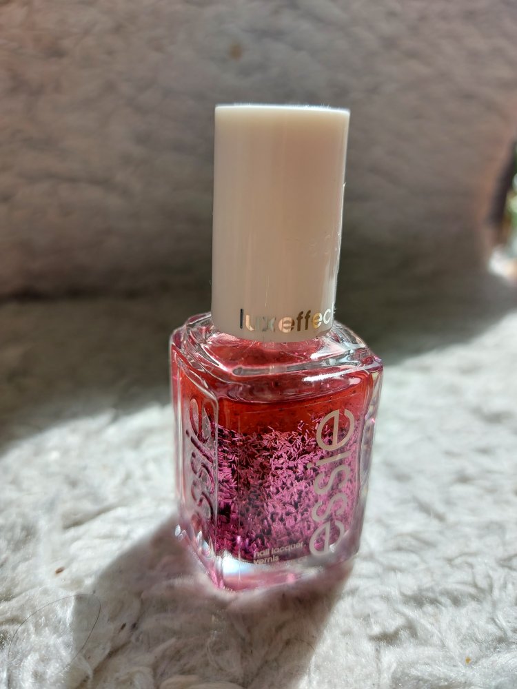 Essie luxeffects 1144 fashion flares Nagellack Überlack