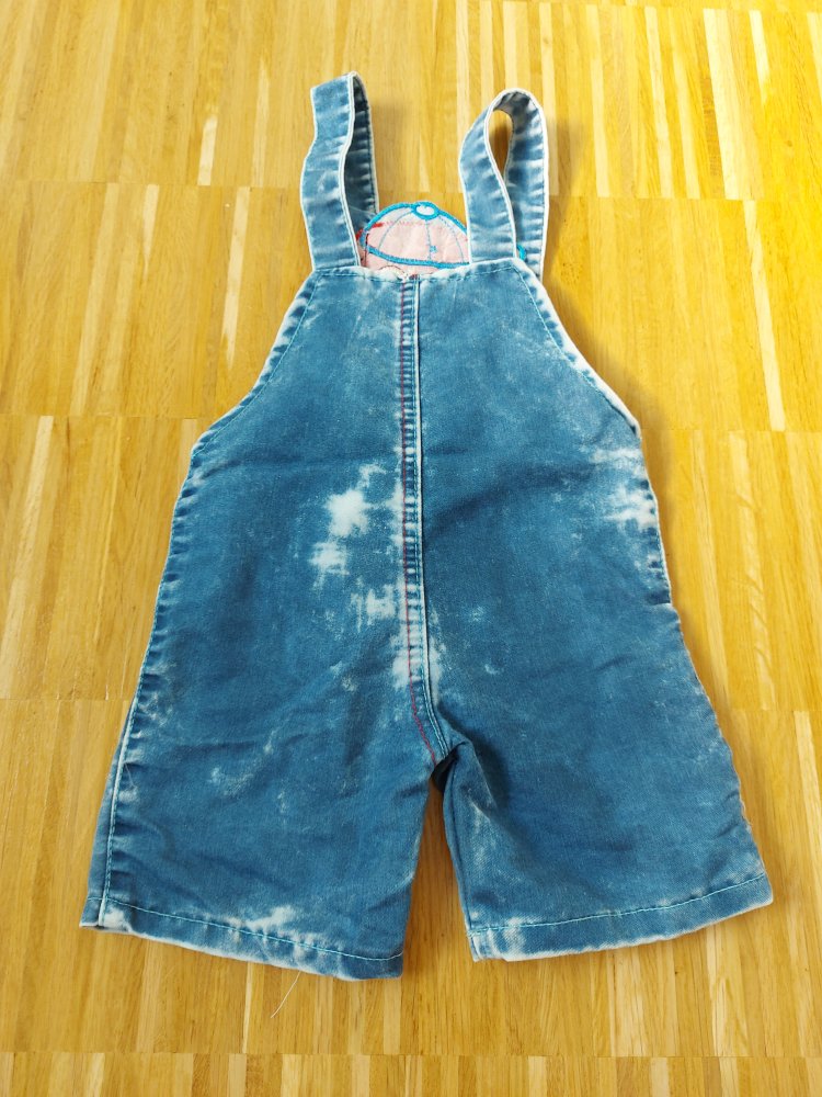Jeans-Latzhose mit rotem Cars-Auto Gr. 62