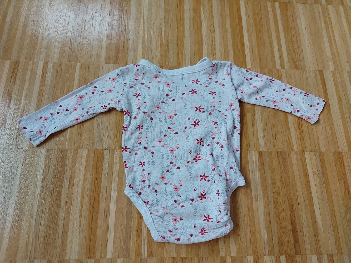 weißer geblümter Langarm-Wickelbody Gr. 50/56 mit Blumenmuster