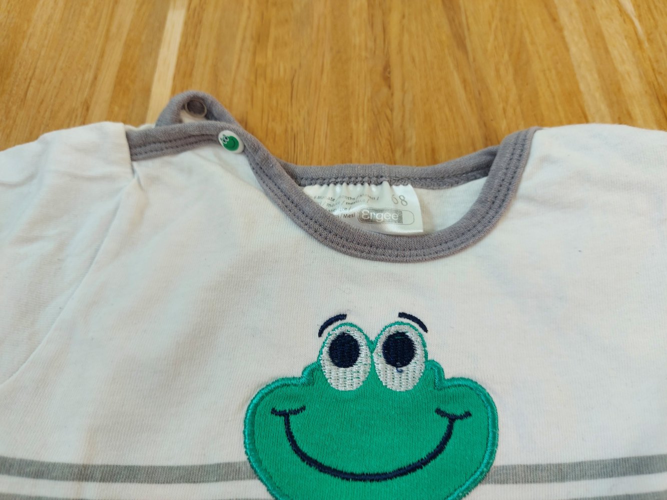 kurzer weißgrauer Babystrampler /Spieler 