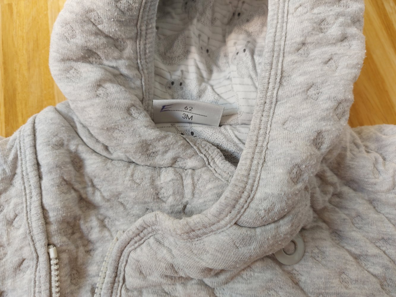 graue gefütterte Babyjacke mit Schneckenmuster innen und Kapuze, Gr. 62