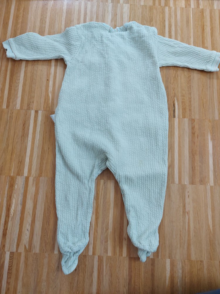 langer mintgrüner Babyschlafanzug mit Füßen und Äffchen (unisex)