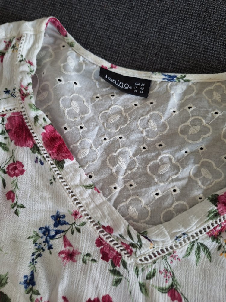 weißes Blusenoberteil mit pinken Blumen und Spitze, Gr. 36