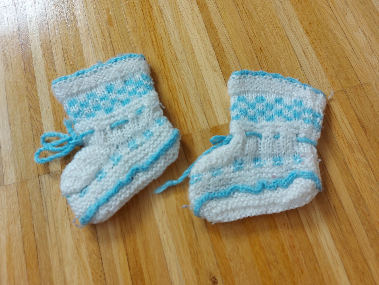 Weiß-blaue Strickschühchen / Babysöckchen/Newborn