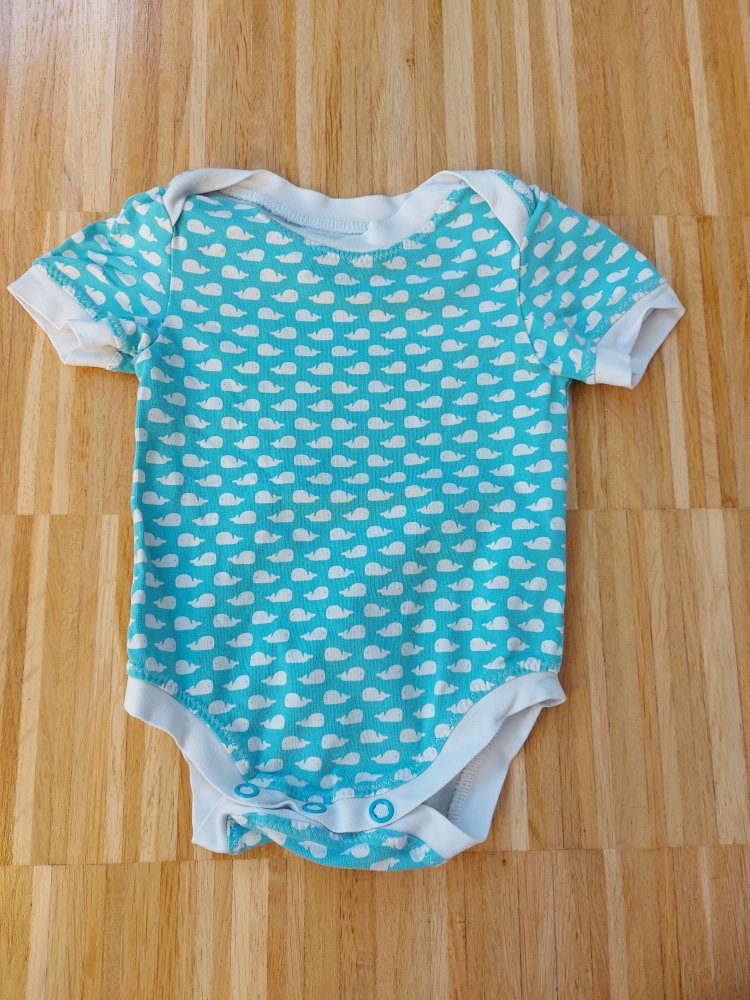 Kurzärmliger türkiser Babybody mit Walmuster