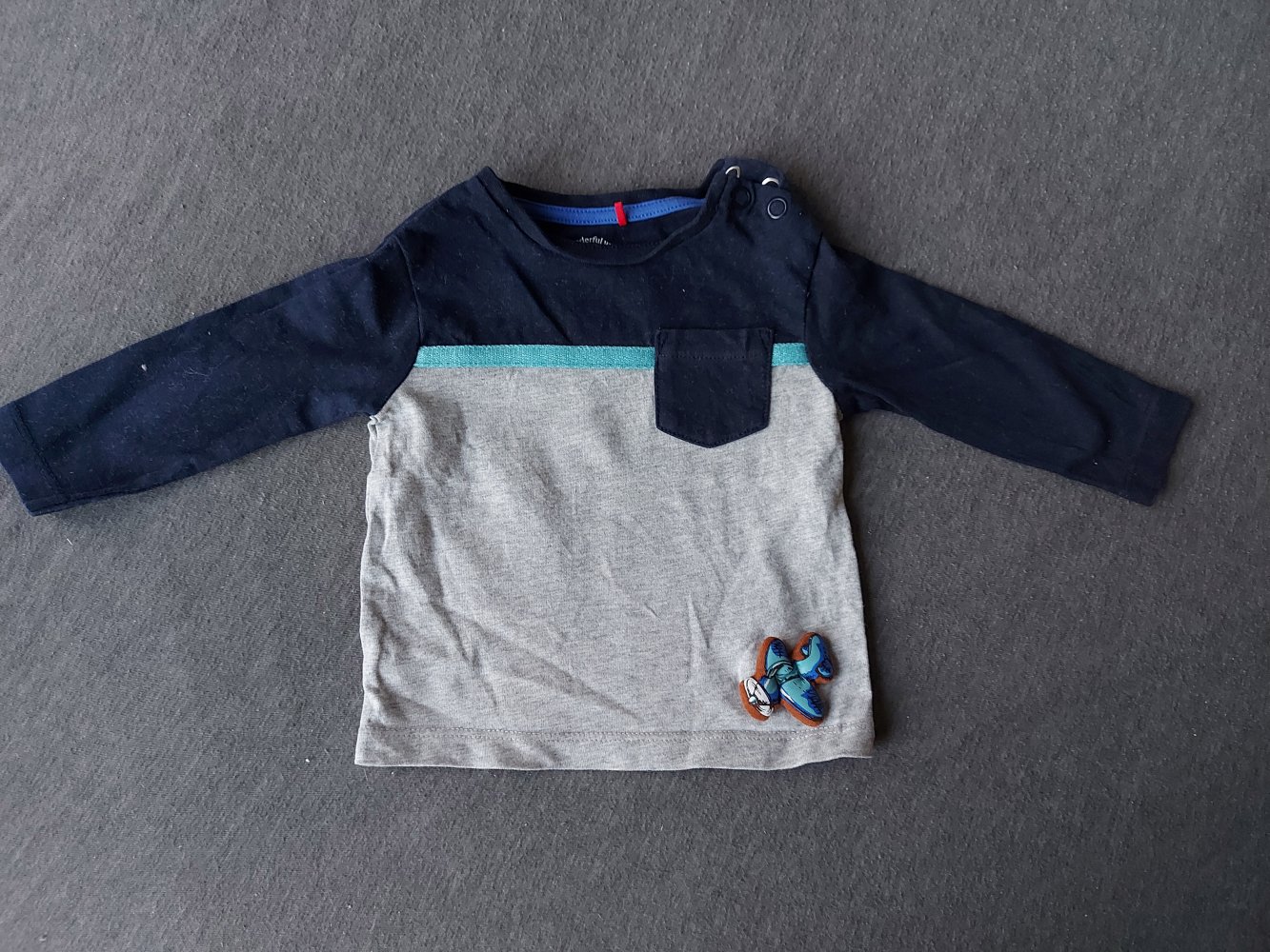 dunkelblau-grauer Babypullover mit kleinem Flugzeug von s.Oliver, Gr. 62