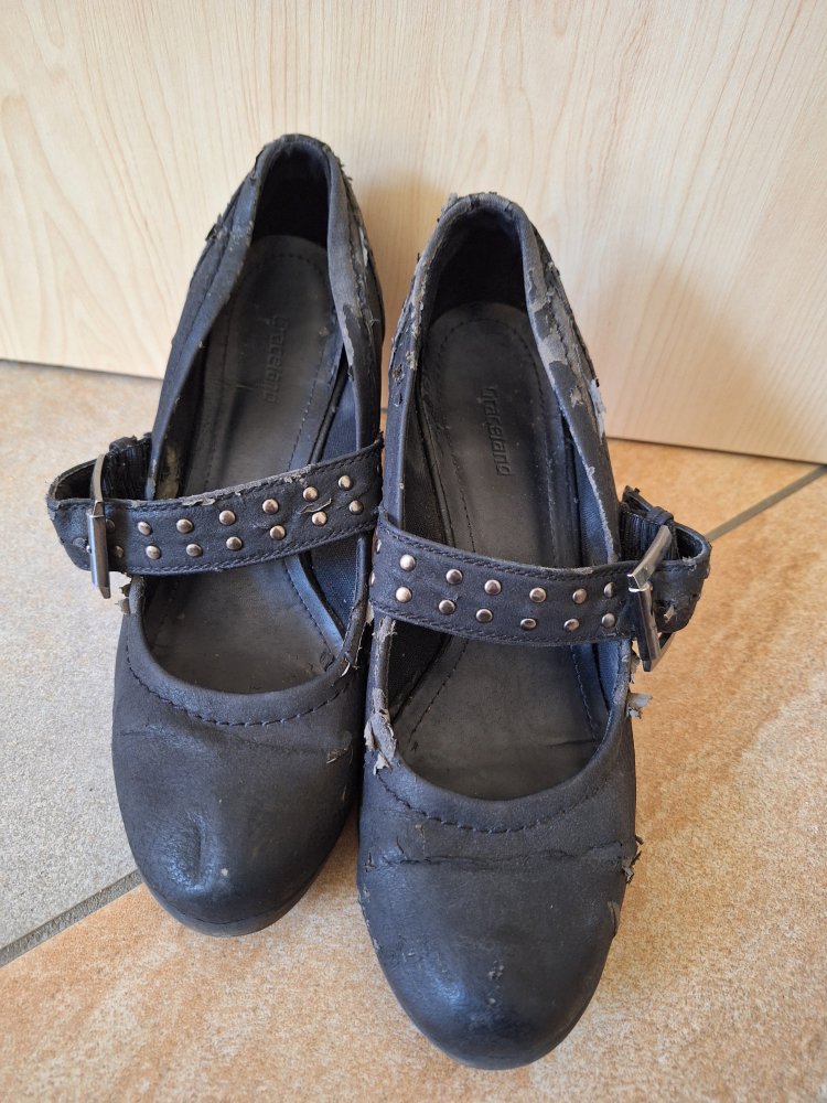 schwarze Absatzschuhe Gr. 37 / Pumps mit Riemen