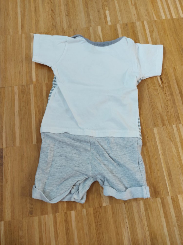 kurzer weißgrauer Babystrampler /Spieler 
