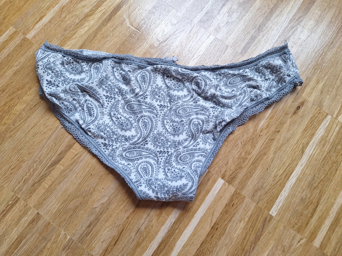 weiß-grau gemusterte Unterhose