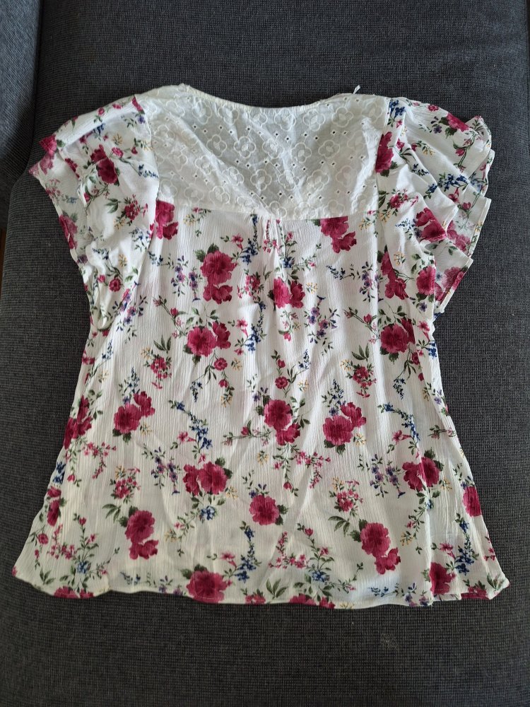 weißes Blusenoberteil mit pinken Blumen und Spitze, Gr. 36