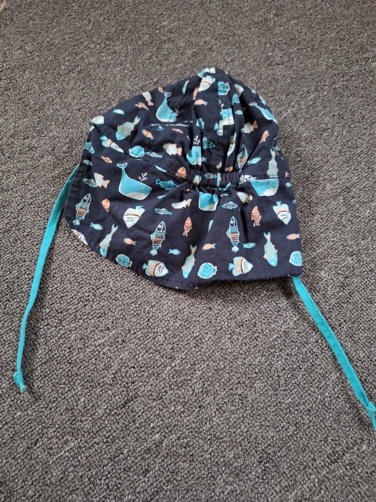 marineblauer Sommerhut mit Fischen für Babys mit Schnüren, Gr. 50/52