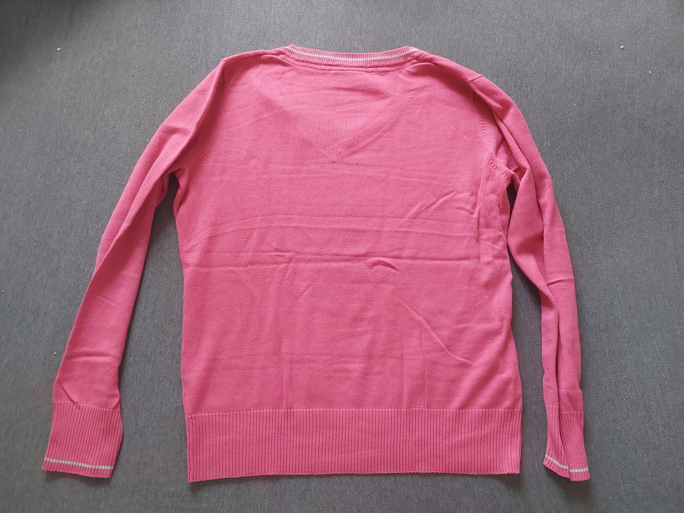 langärmliger pinker Pullover mit V-Ausschnitt Gr. M