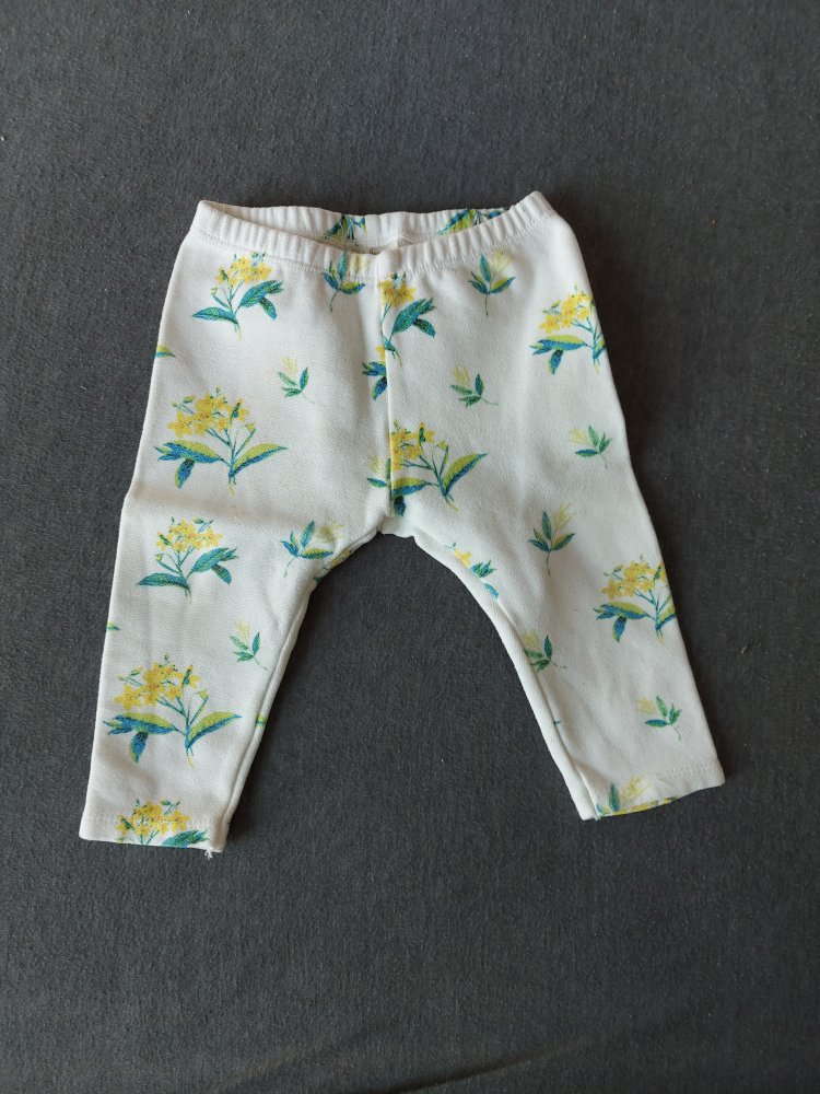 weiße Babyhose mit zitronengelben Blumen, Gr. 74