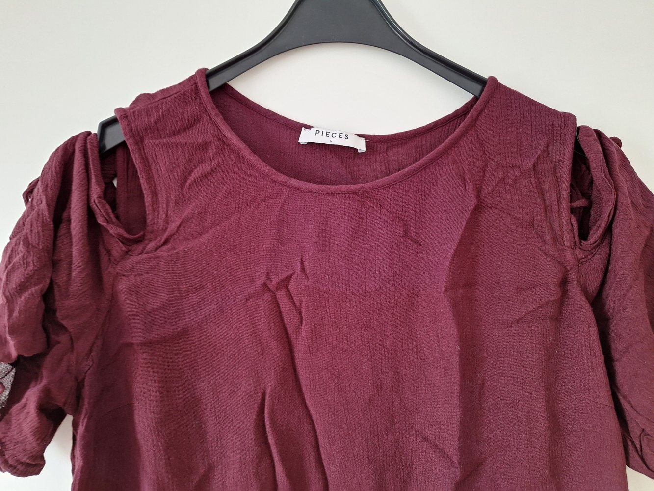 Weinrotes T-Shirt mit Schulterauslassungen, Gr. L