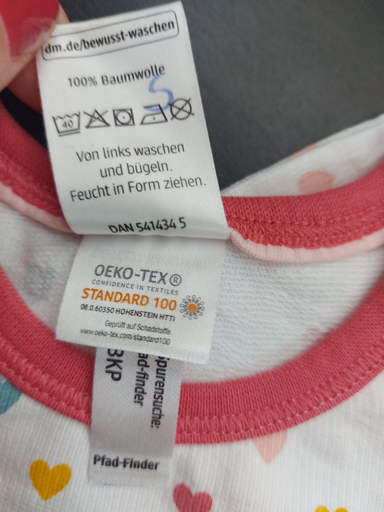 weißer Babystrampler/Jumper mit bunten Herzen Gr. 50