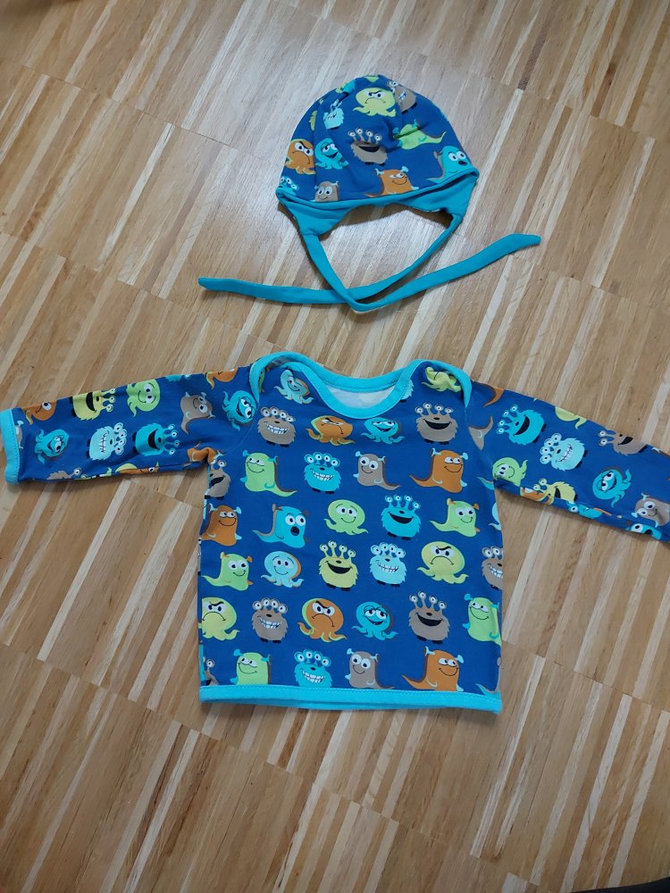 3-teiliges Set: blauer Pullover, Hose und Mütze mit Monstermotiven