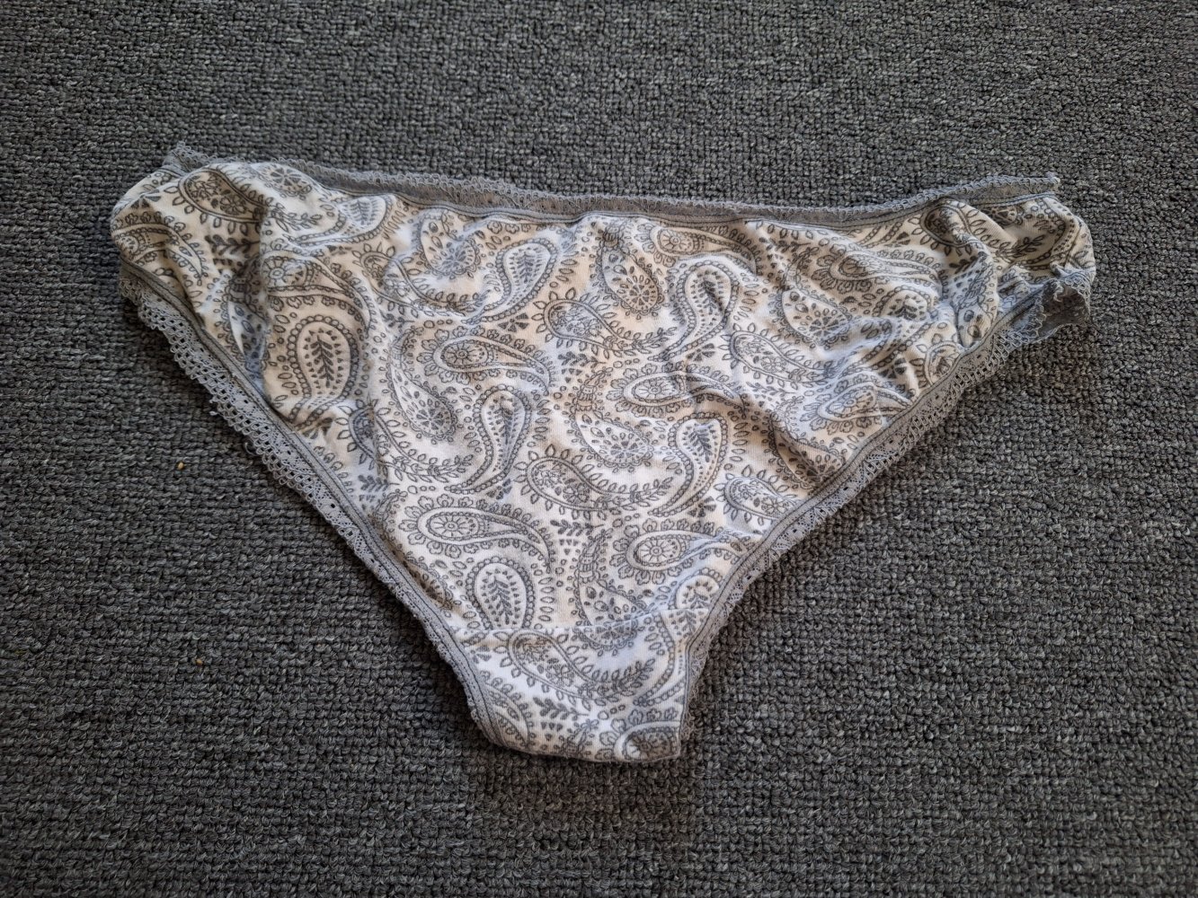 weiß-grau gemusterte Unterhose