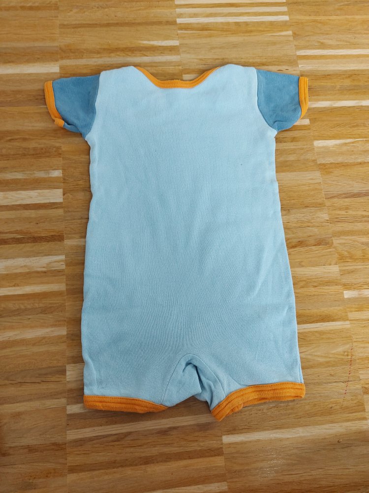 kurzer Baby-Schlafanzug / Strampler / Jumper mit Straßenmotiv der Designerin Maike Taddicken