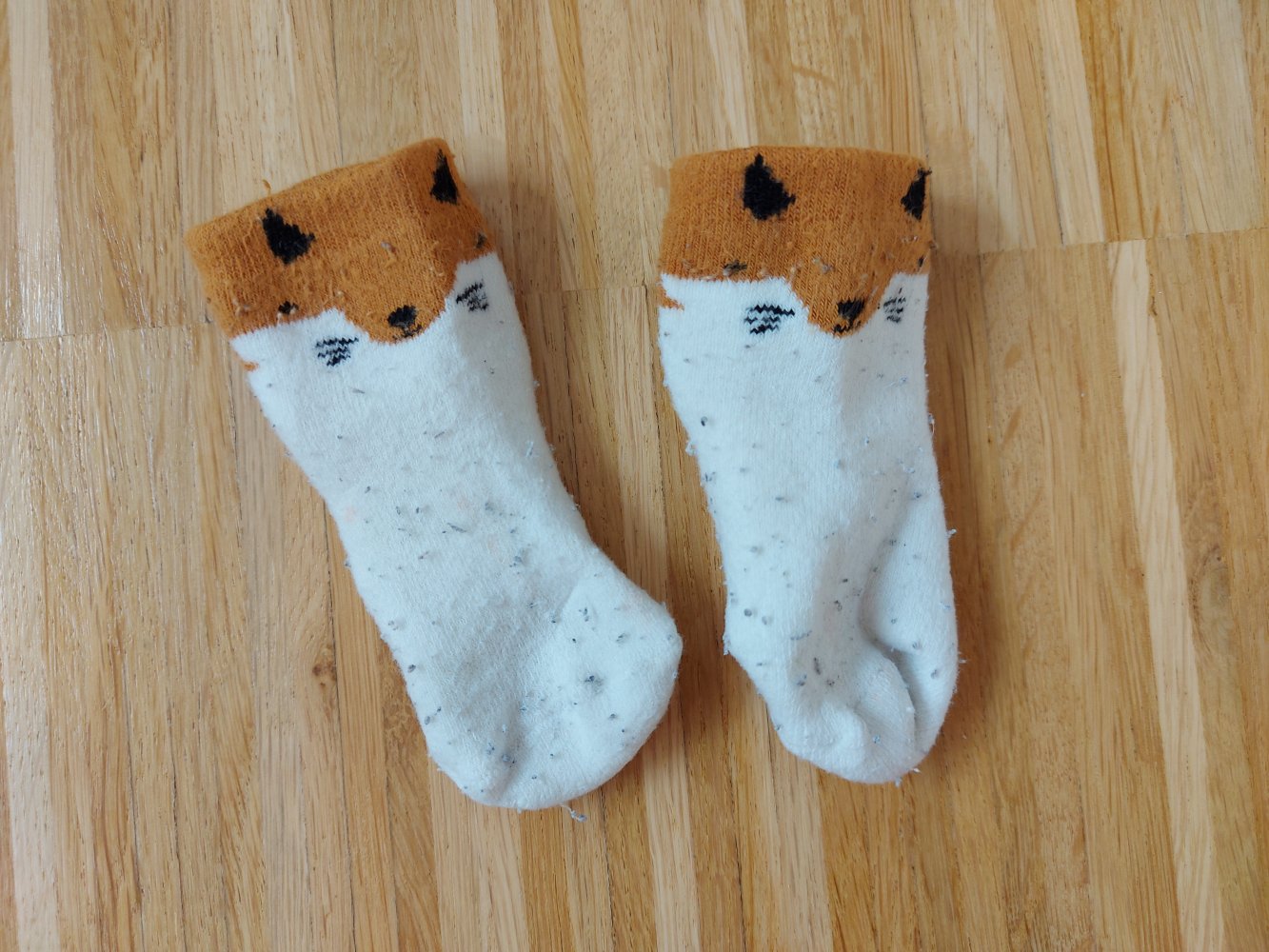 Weiß-orange Babysocken mit Fuchs für kleine Babyfüße mit Stoppernoppen