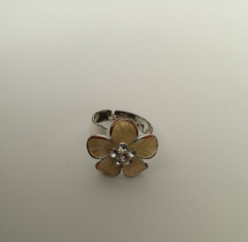 Modeschmuckring mit großer Blume / Blumenring