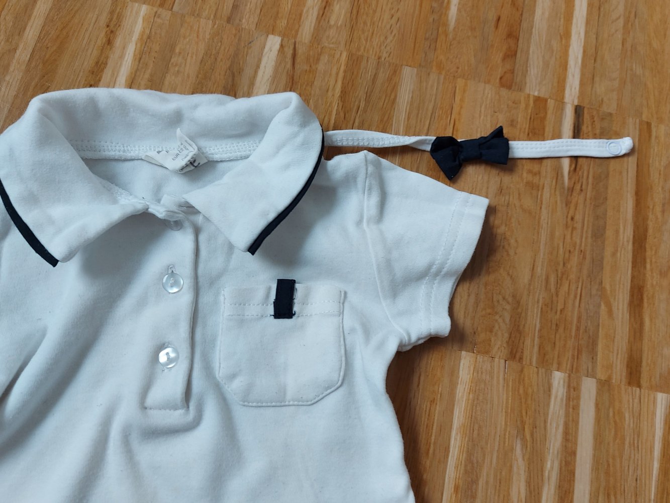 kurzärmliger weißer Baby-Body mit Hemdkragen und abnehmbarer Fliege, Gr. 80