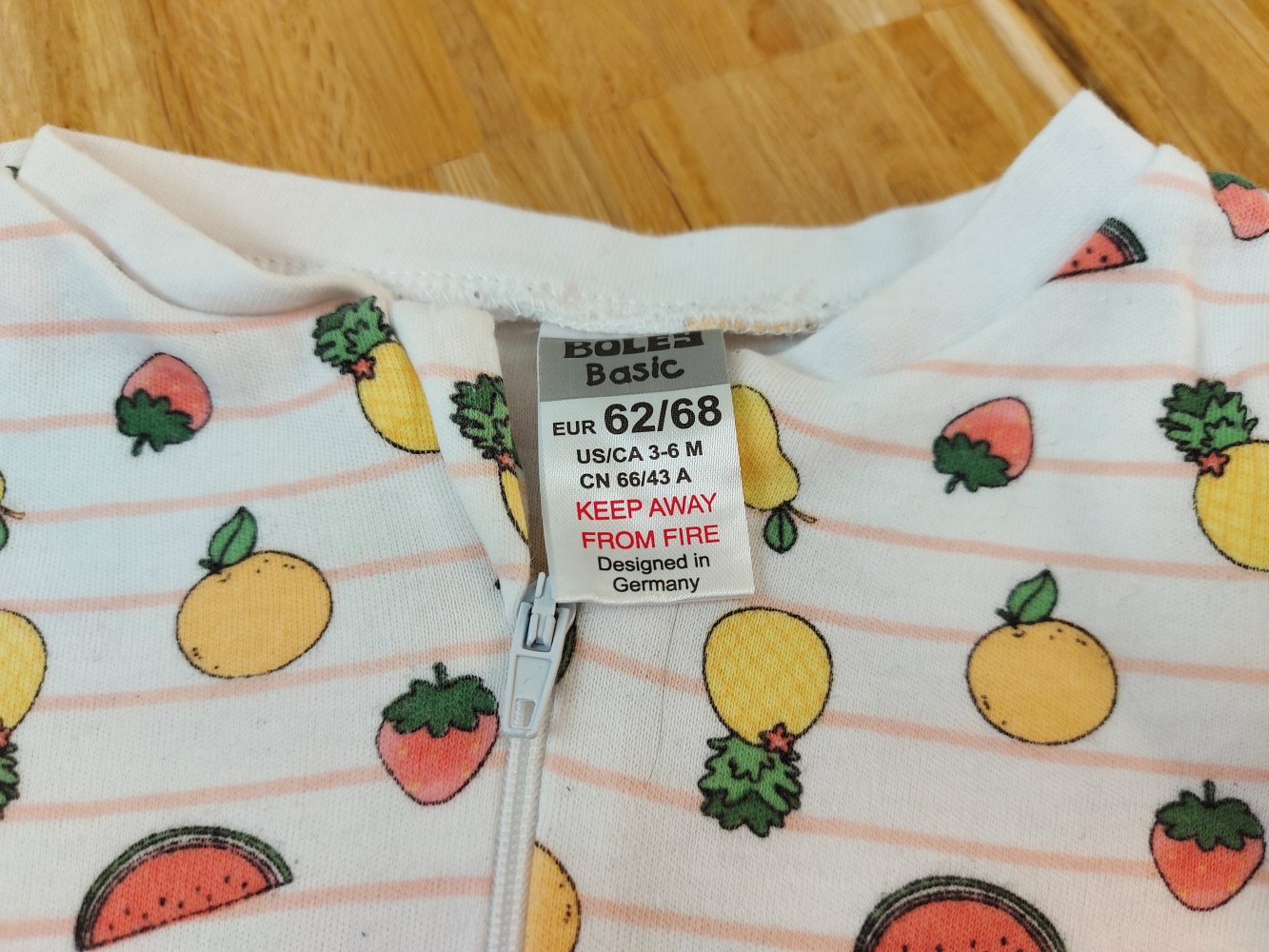 weißer Babyschlafanzug mit buntem Sommerobst Gr. 62/68