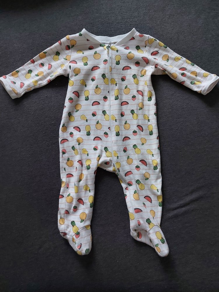 weißer Babyschlafanzug mit buntem Sommerobst Gr. 62/68