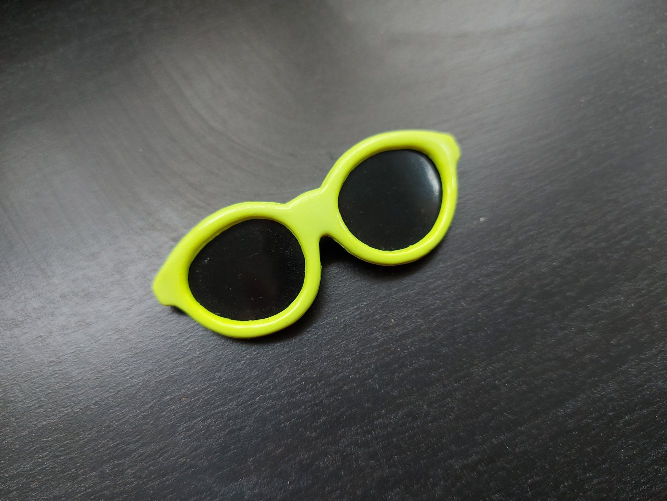 neonfarbene Sonnenbrillenbrosche Mottoparty