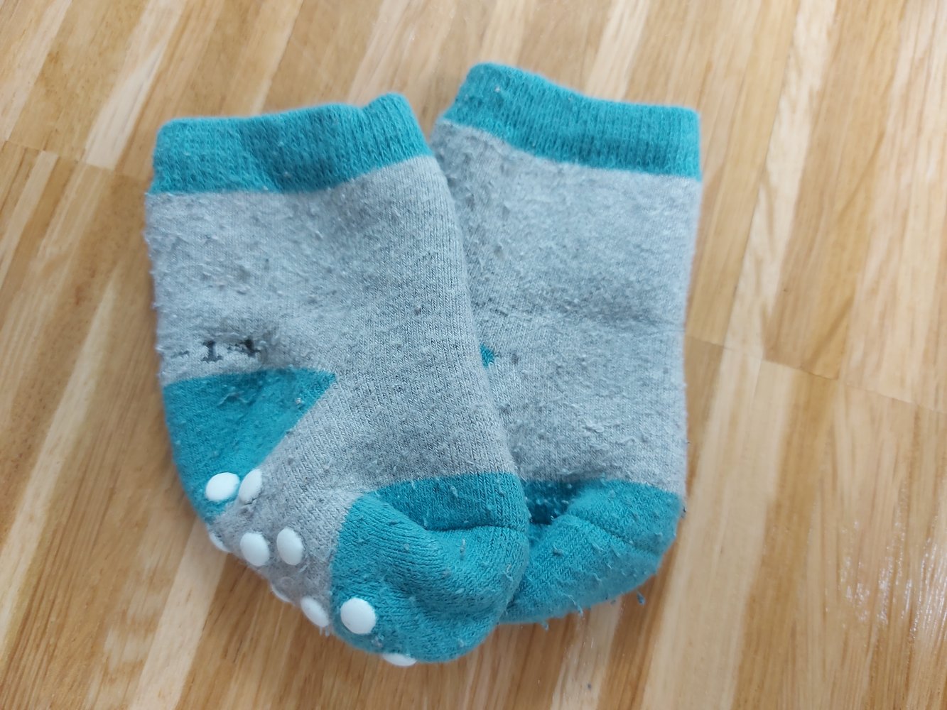 grau-türkise Socken mit Stoppernoppen, Gr. 12-14