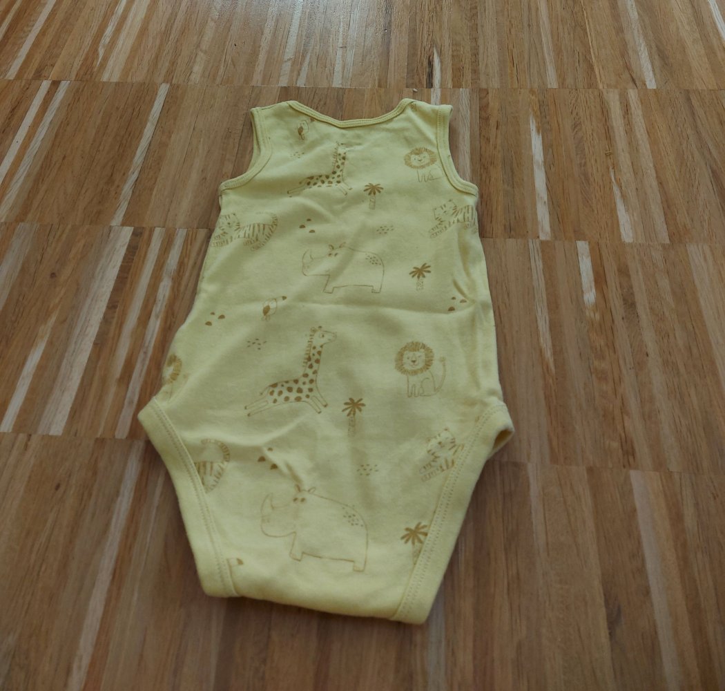 kurzärmliger gelber Babybody Gr. 74 mit Giraffen, Tigern, Löwen, Nashorn