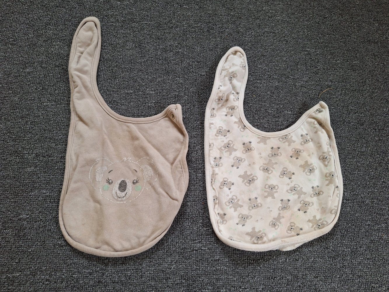 2er-Set Lätzchen mit niedlichen Koalabärmotiven