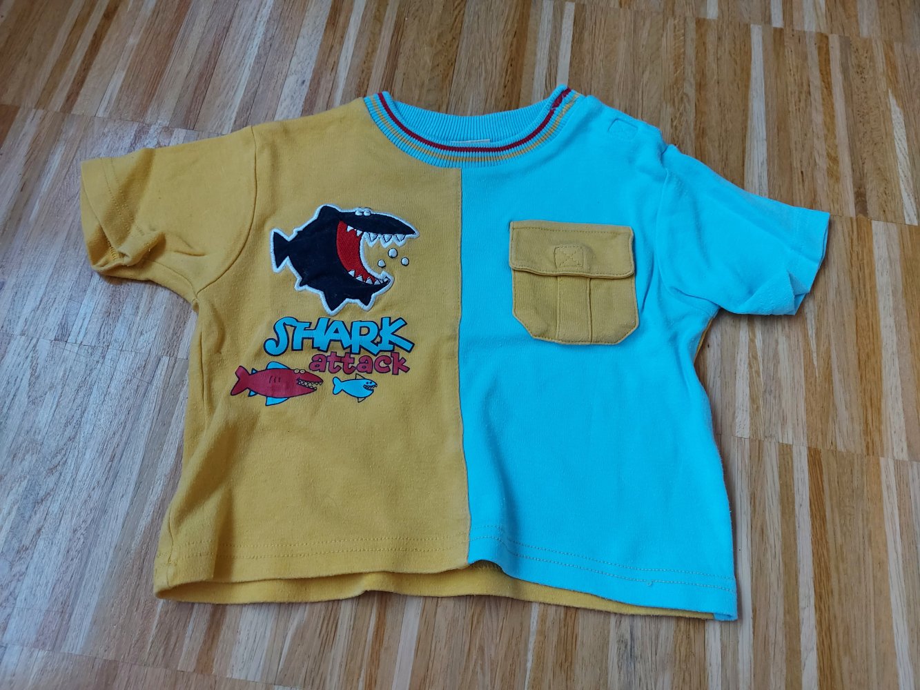 kurzärmliges gelb-blaues T-Shirt mit Haimotiv 