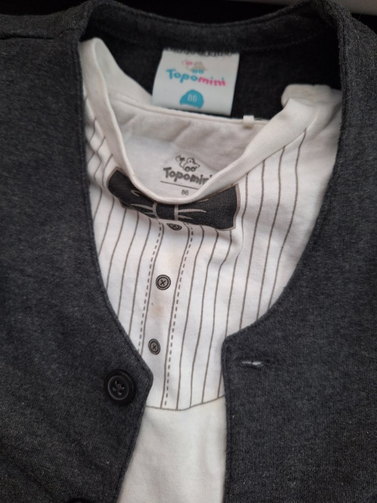 2-teiliges Set: Weißes Langarmshirt mit aufgedruckter Fliege und anthrazitfarbener Weste, Gr. 86