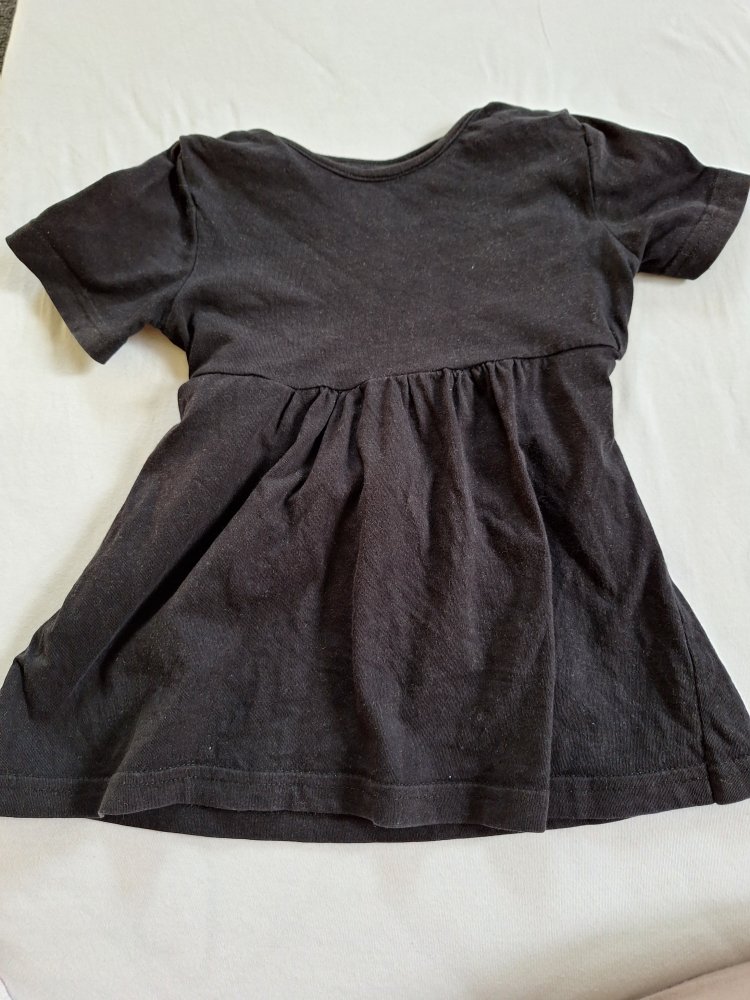 schwarzes T-Shirt-Kleidchen, kurzärmlig, ca. Gr. 80/86