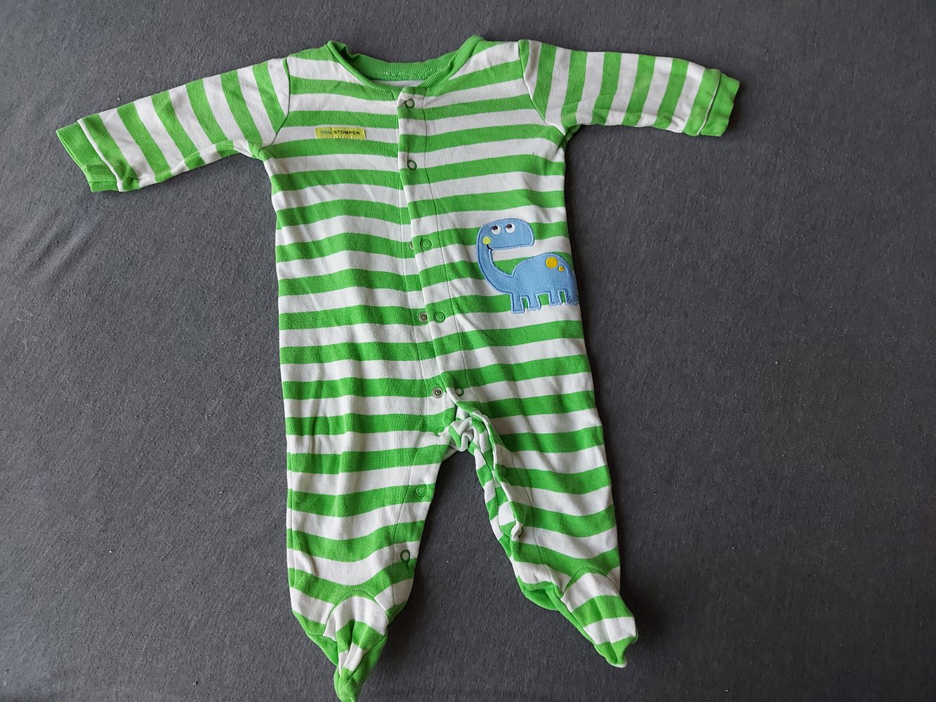 grün-weiß gestreifter Babyschlafanzug mit Dino