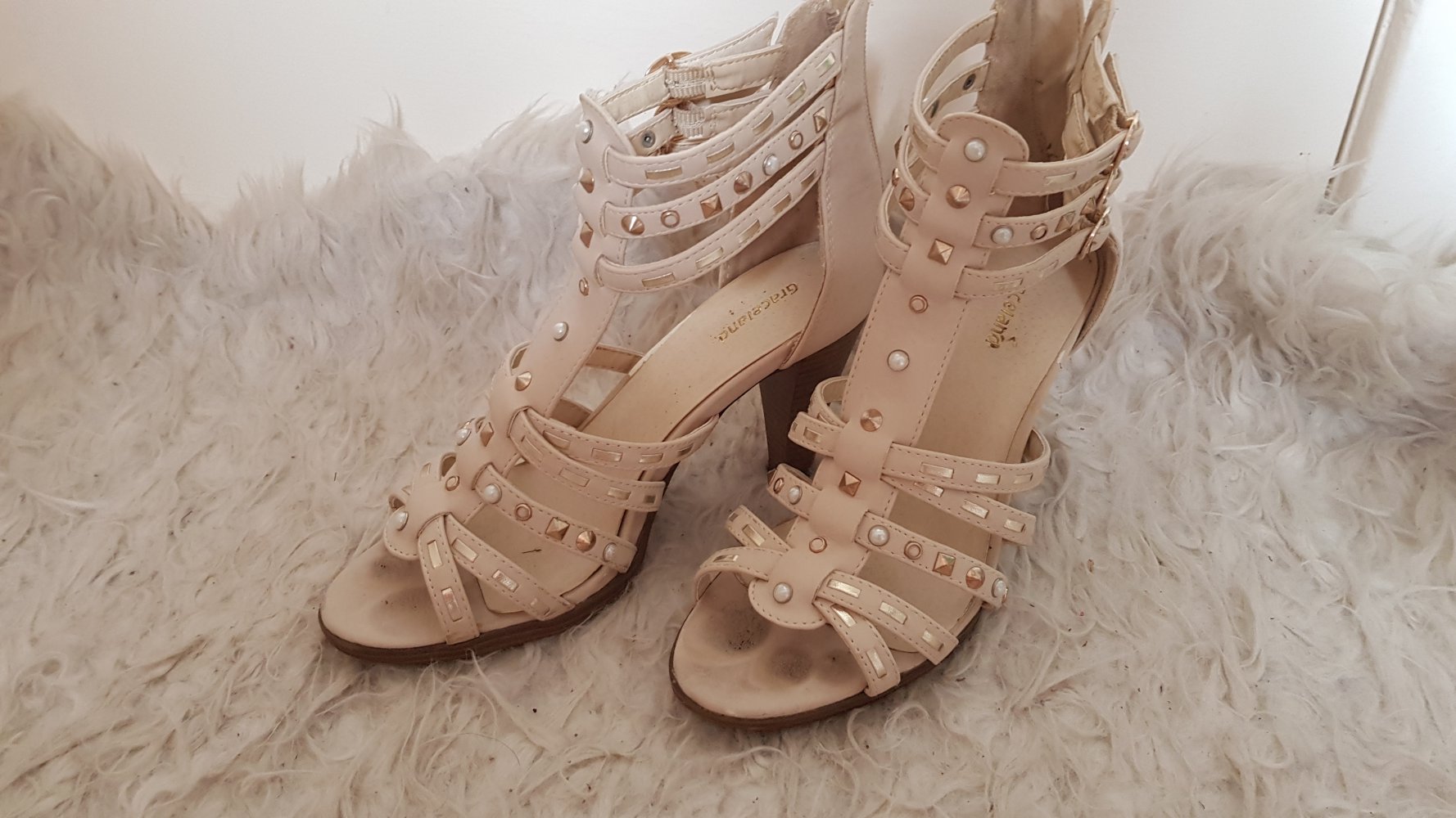 schicke beige Römersandalen mit Absatz Gr. 36