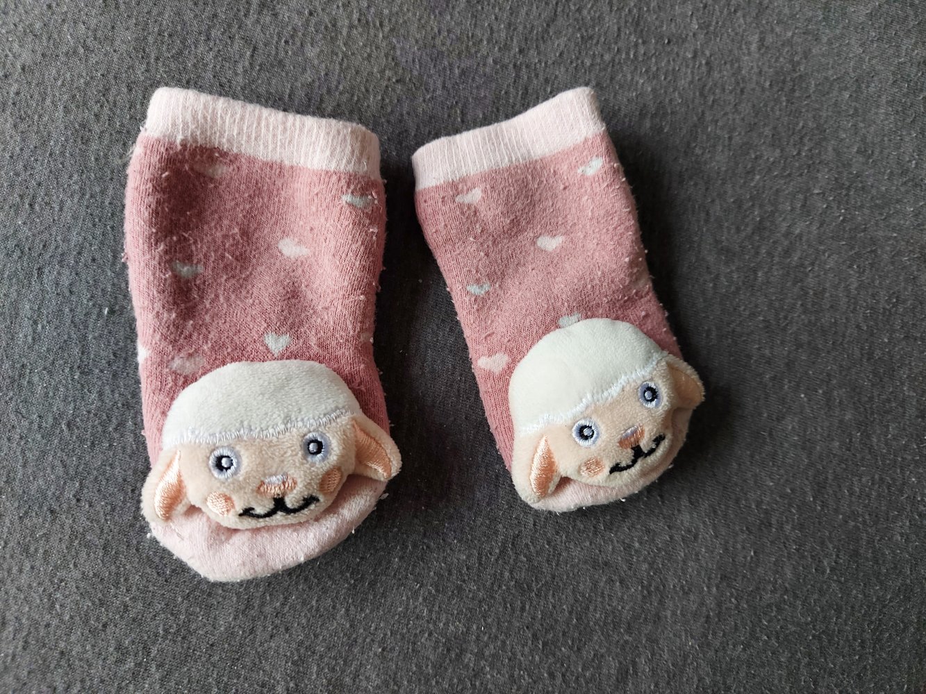 Pinke Rasselsöckchen mit Schäfchen