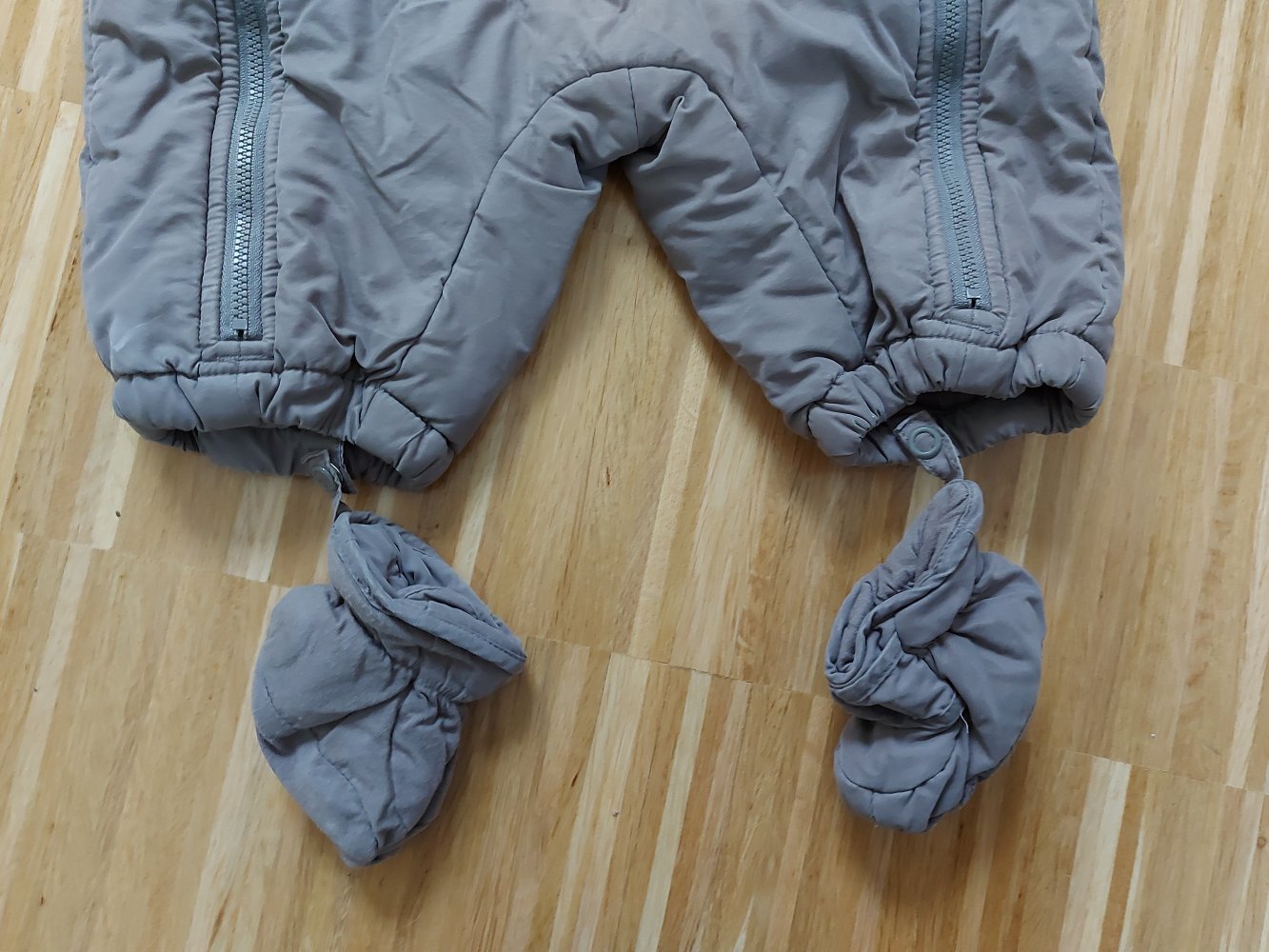 brauner Schneeanzug mit Handschuhen und Füßen, Gr. 68