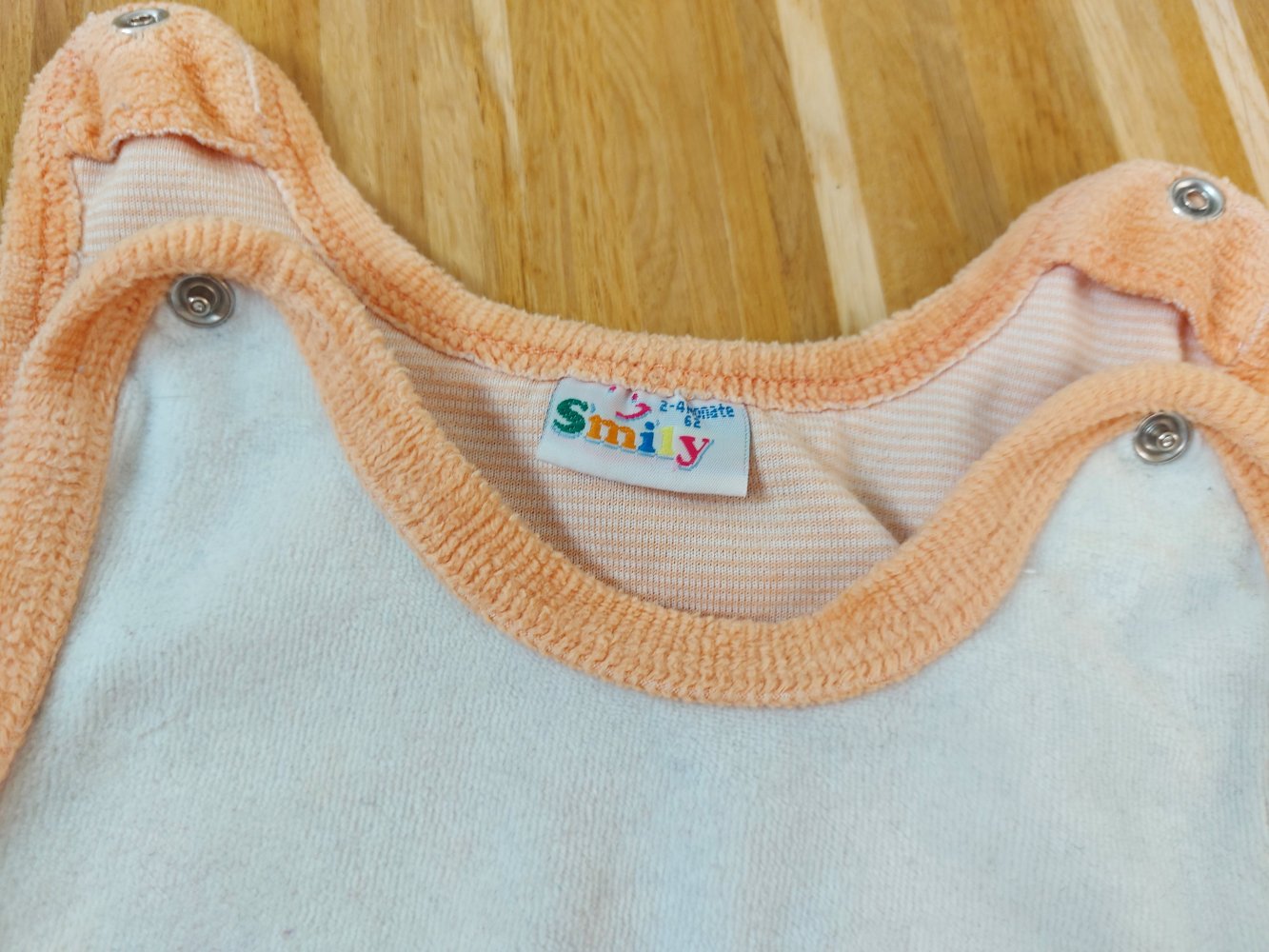 orangefarbener Babystrampler mit Teddybärchenmotiv Gr. 62