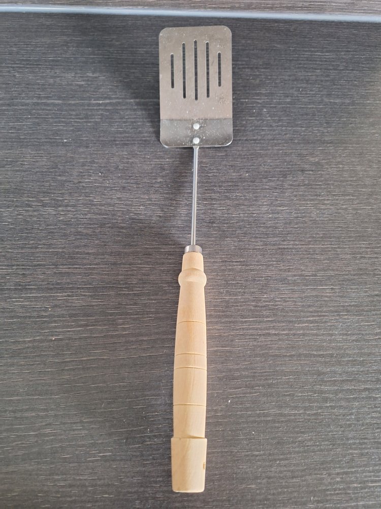 Stabiler Pfannenwender mit Holzgriff