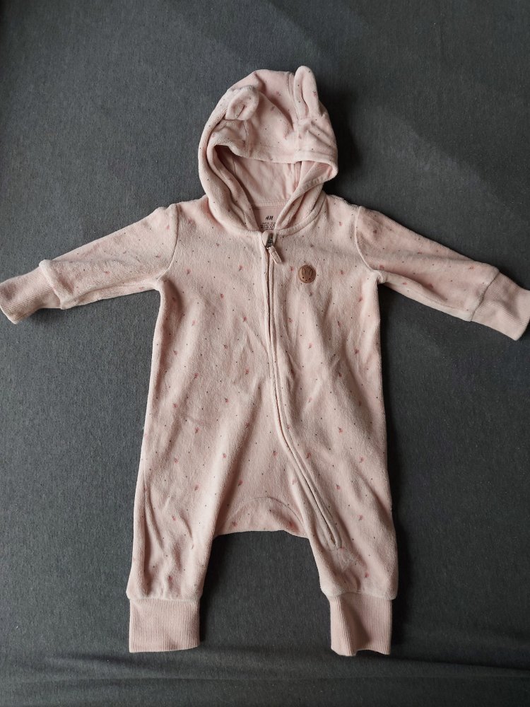Rosa Baby-Overall mit Reißverschluss und Hasenohren, Gr. 62