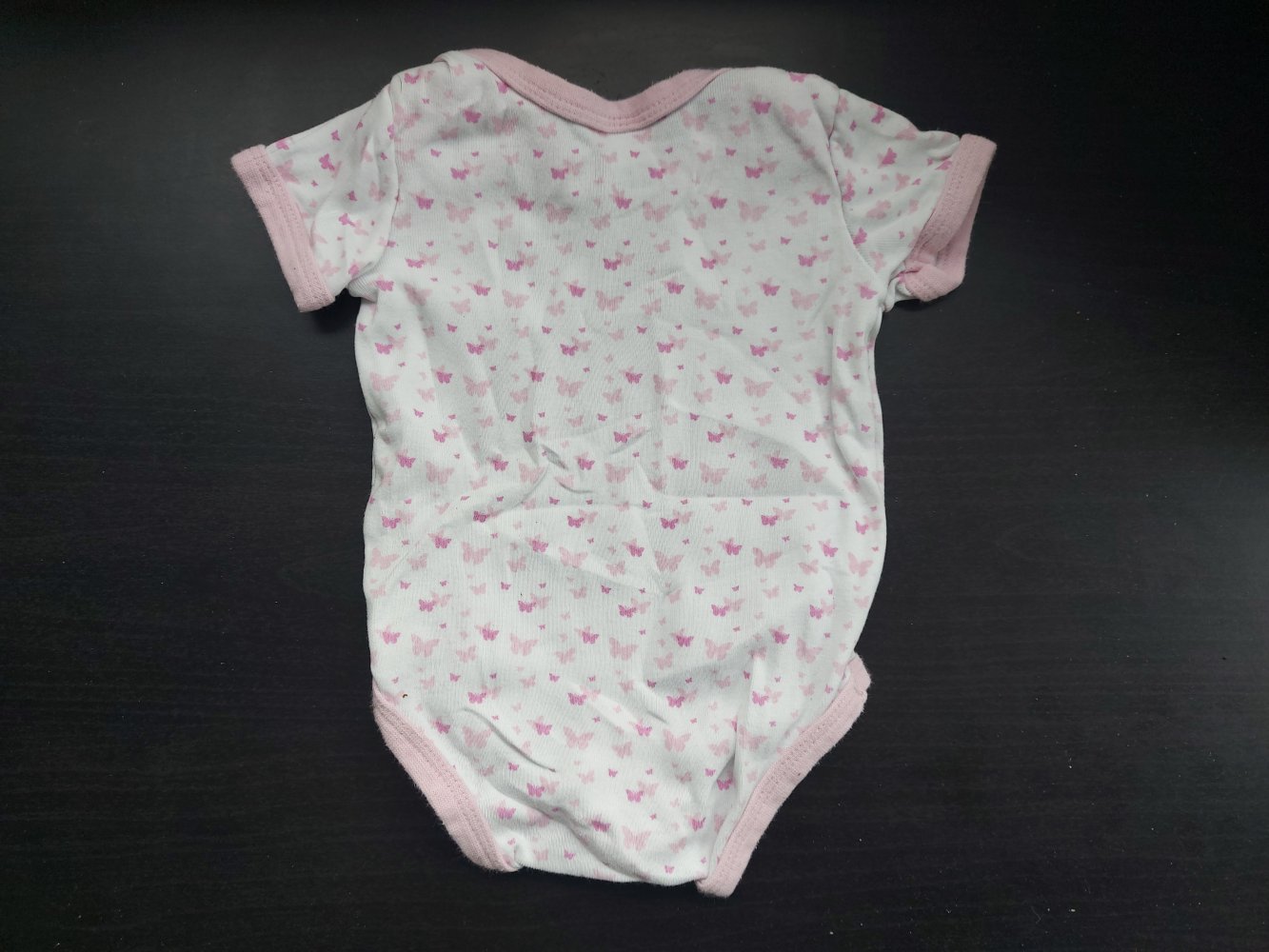 Niedlicher Kurzarmbody mit rosa Schmetterlingen, Gr. 50/56