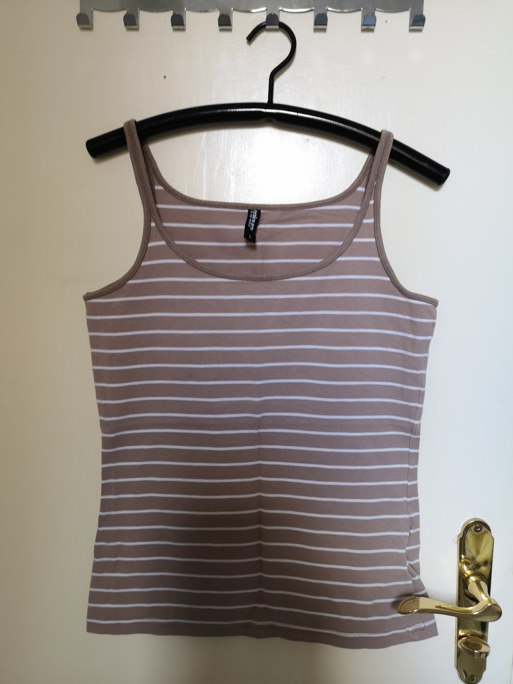 beige-gestreiftes Tanktop mit weißen Streifen