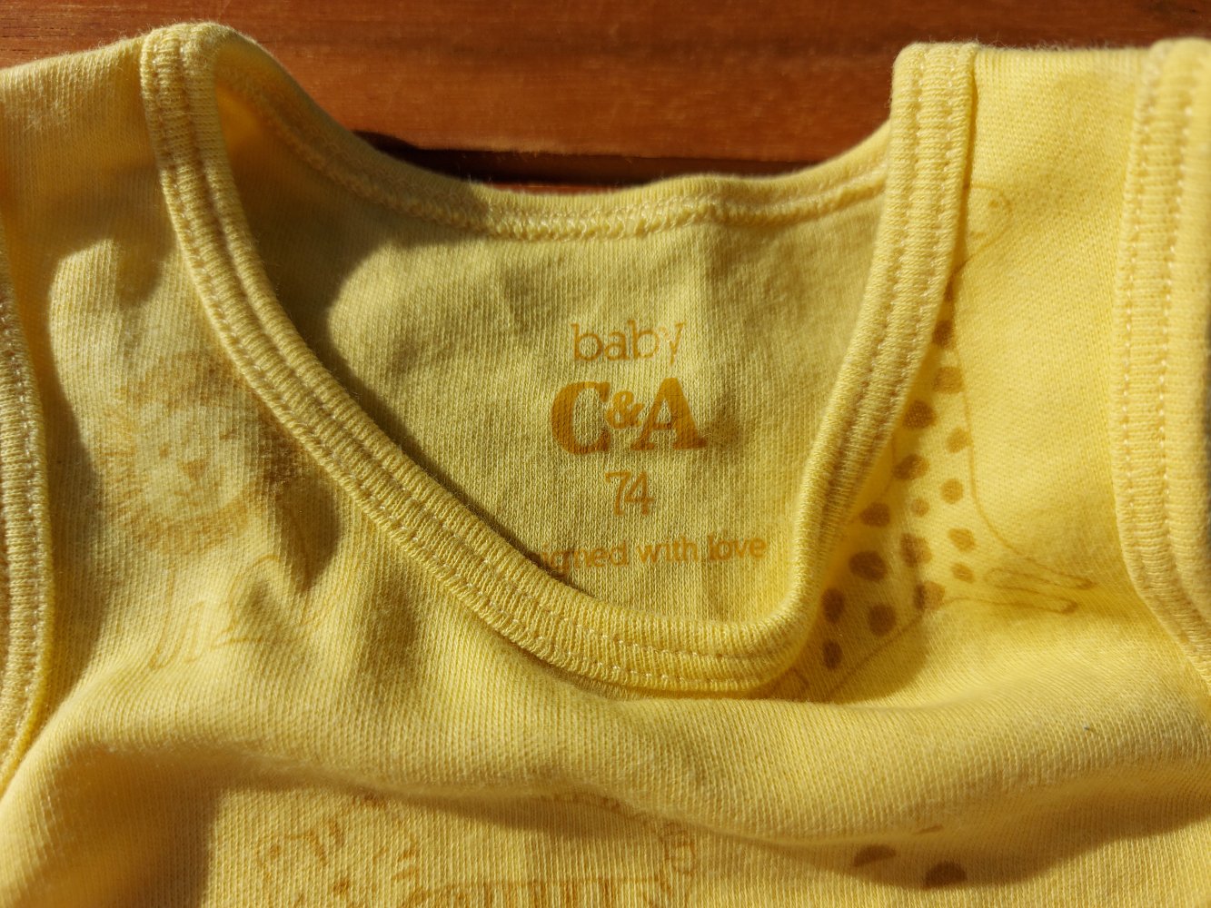 kurzärmliger gelber Babybody Gr. 74 mit Giraffen, Tigern, Löwen, Nashorn